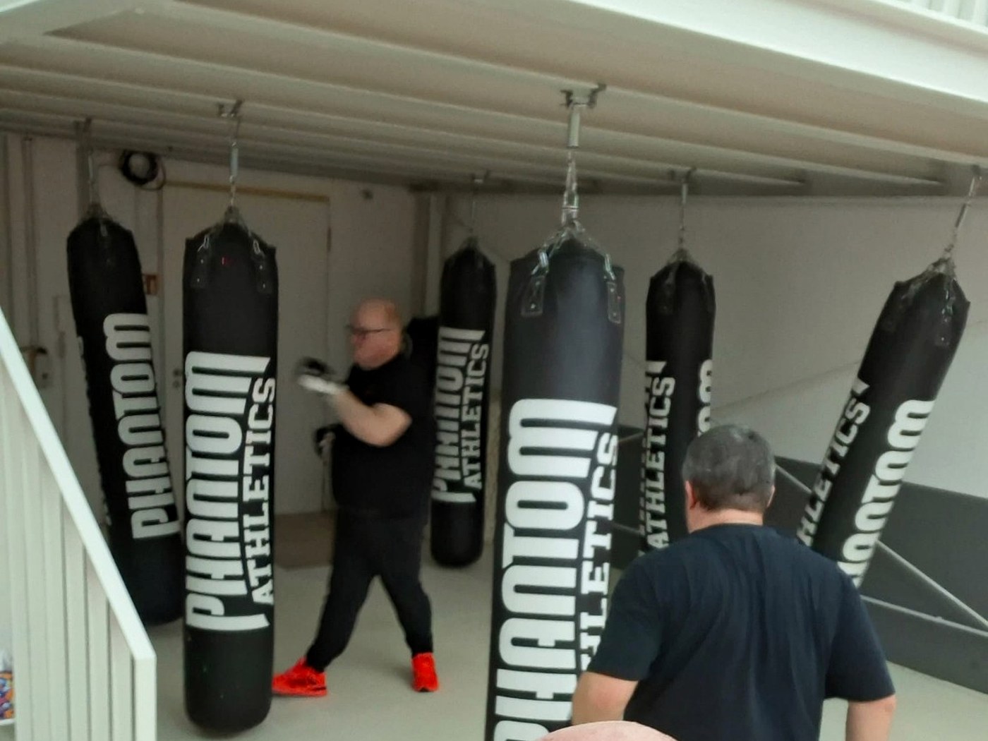 Erwachsenentraining im Studio mit Boxsäcken