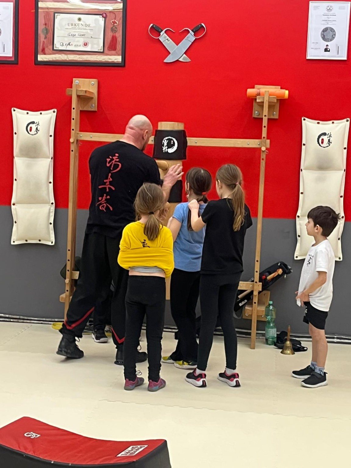 Kindertraining an der Holzpuppe