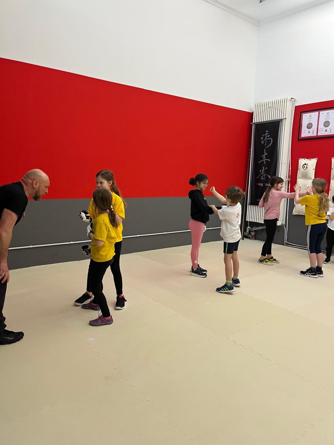 Kindertraining mit Partnerübungen in der Halle