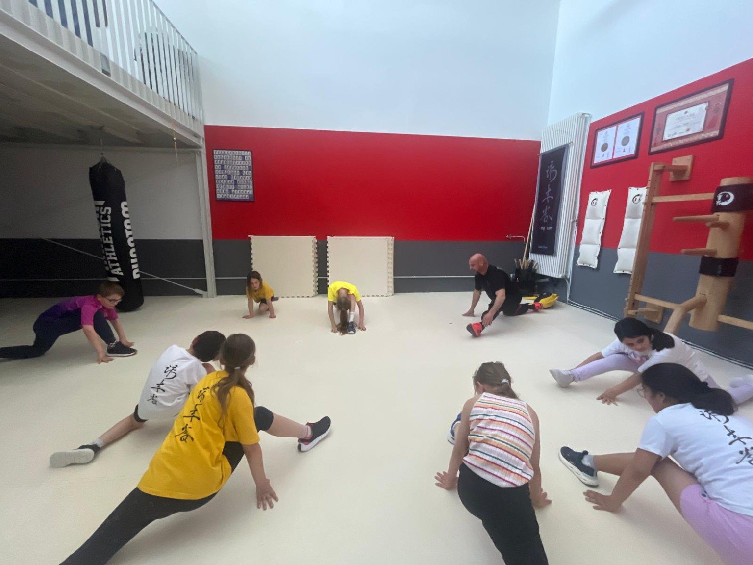Kindergruppe beim Aufwärmen