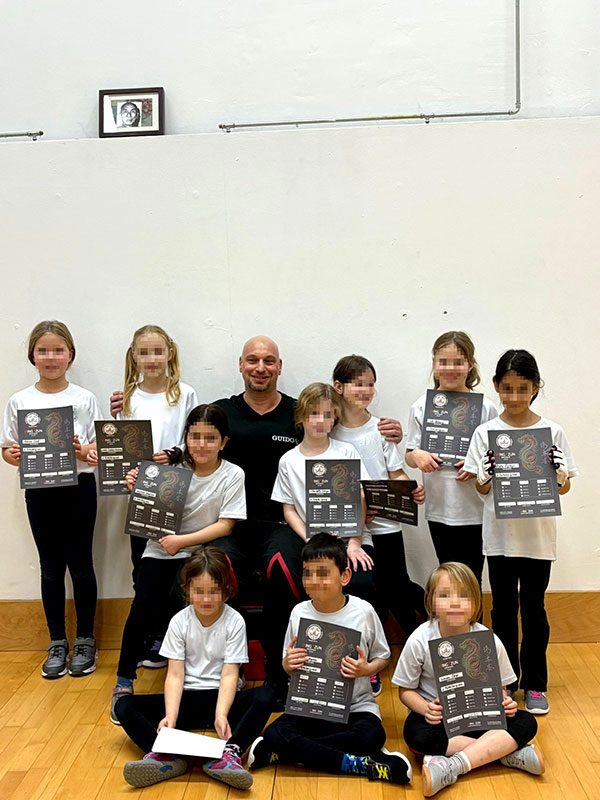 Kindergruppe mit Urkunden und Trainer
