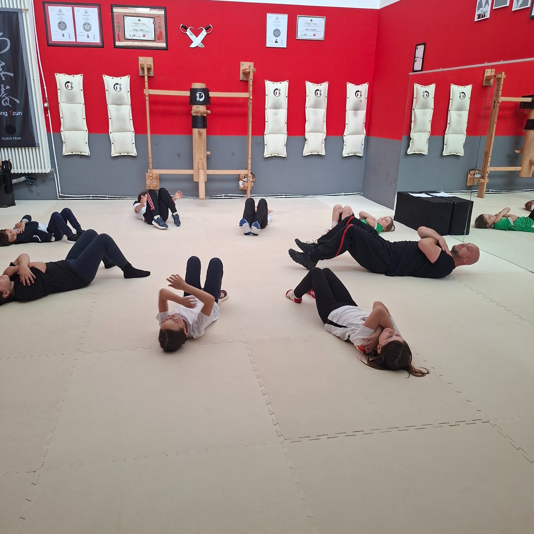Studio mit Holzpuppe und Trainingsfläche