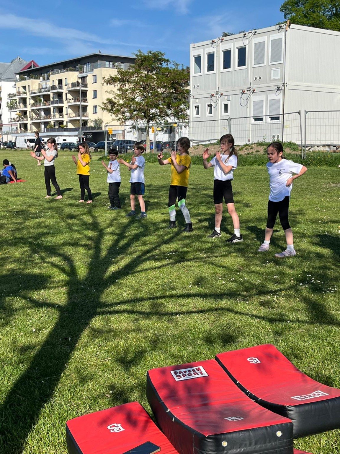 Kindertraining draußen am Rhein