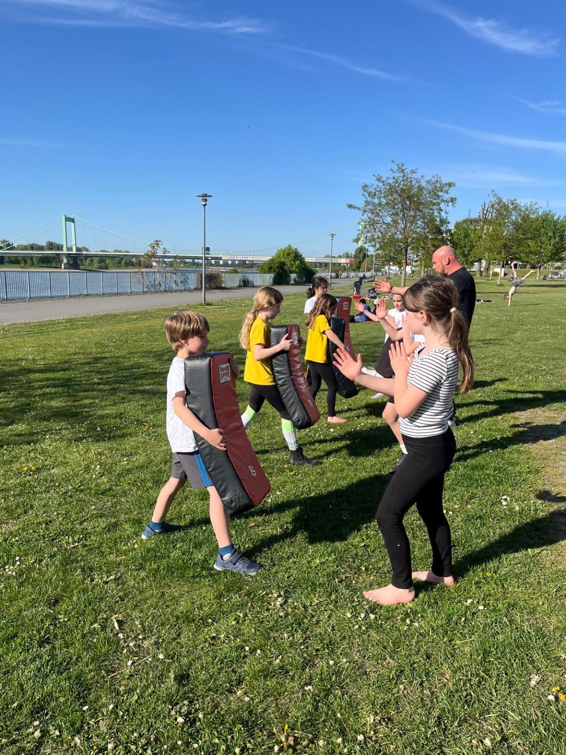 Outdoor Kindertraining am Rhein mit Schlagpolstern