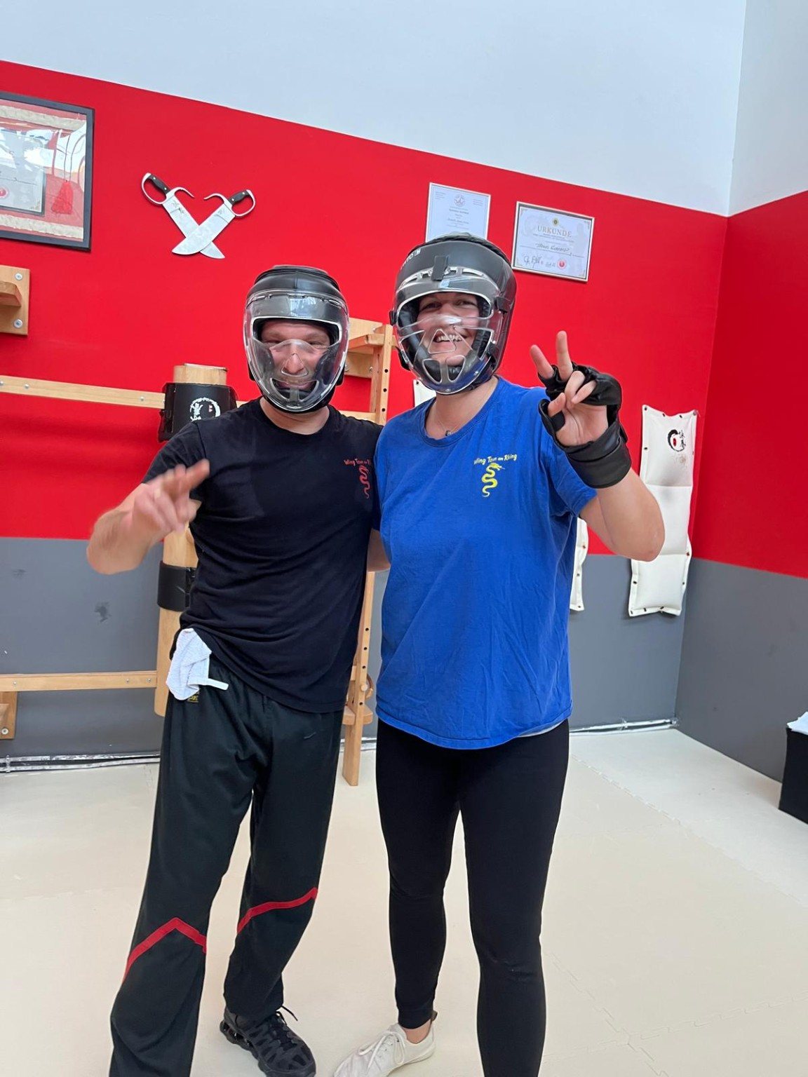Kontrolliertes Sparring mit Schutzhelm