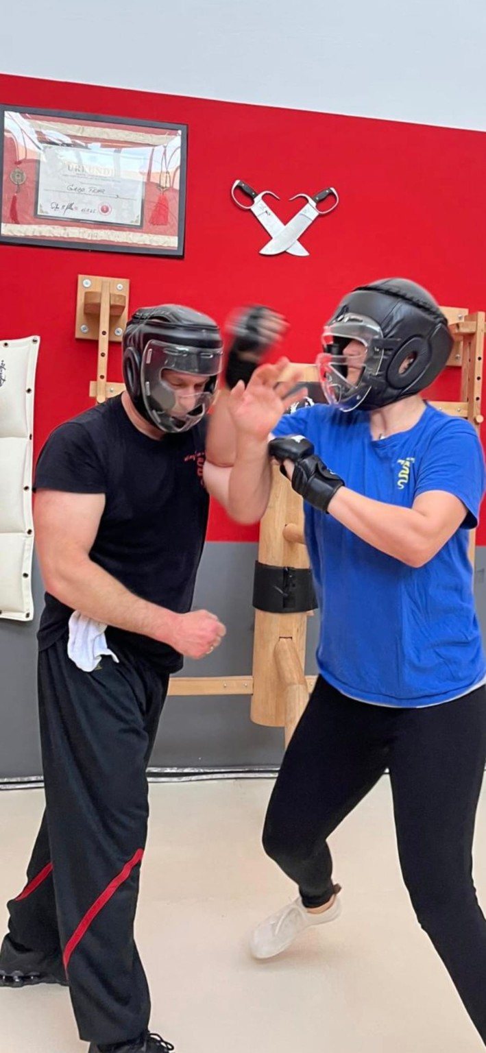 Kontrolliertes Sparring mit Schutzausrüstung