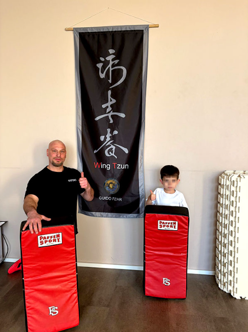 Kindertraining mit Trainer und Trainingspolster